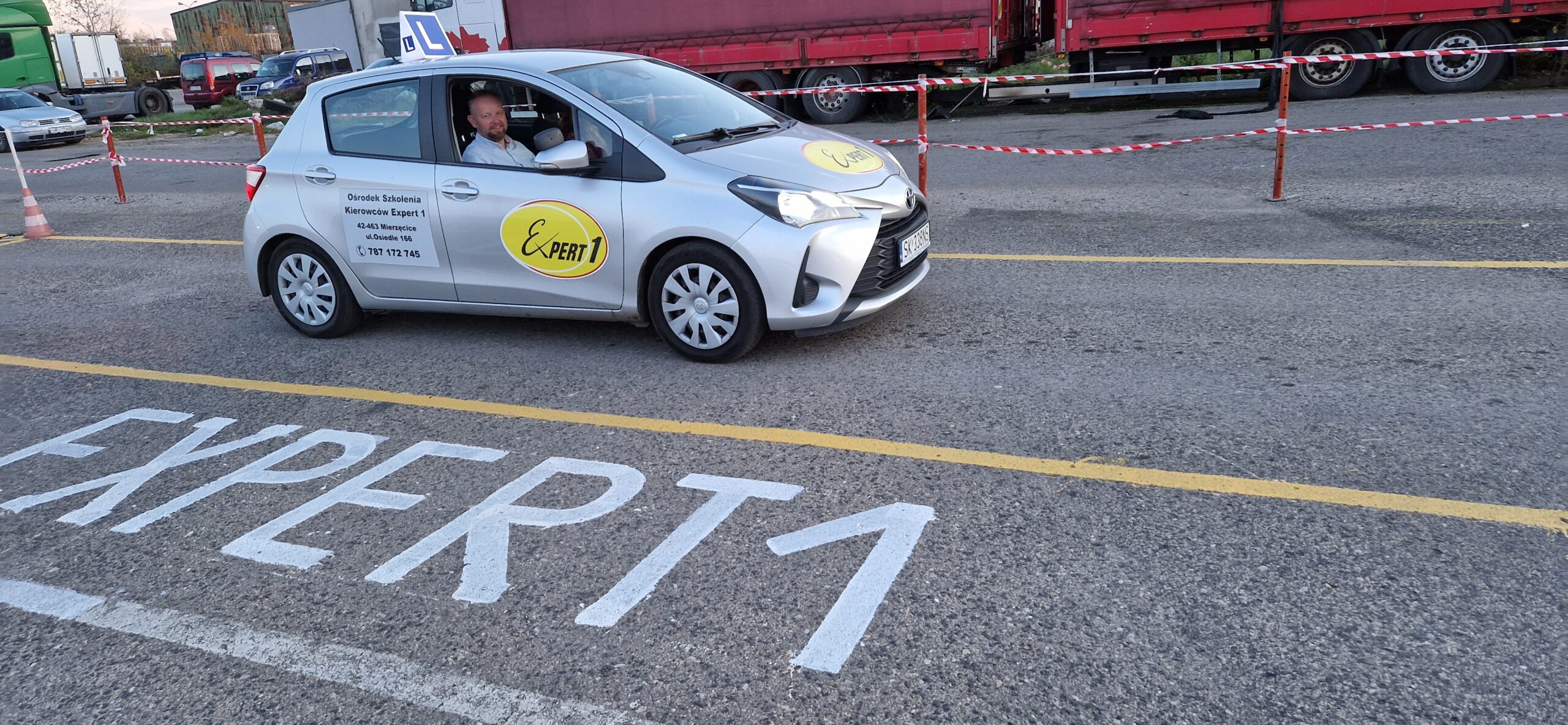 Plac manewrowy OSK EXPERT1 z pojazdami szkoleniowymi